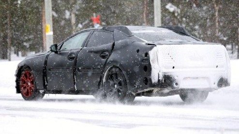 De nieuwe Jaguar XJ gooit het over een geheel andere boeg. Onder de hevige camouflage schuilt een silhouet dat meer richting dat van de XF gaat. Pas tegen het voorjaar van 2011 zullen we het definitie