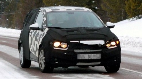 Met de komst van de Spark en Cruze zet Chevrolet vaart achter het verjongen van het modelgamma. Ook voor de Aveo beginnen de dagen te tellen. In de Scandinavische sneeuw werd zijn opvolger al gesignal
