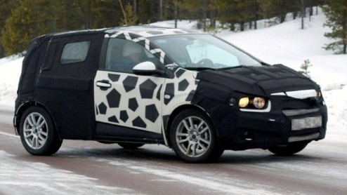 Met de komst van de Spark en Cruze zet Chevrolet vaart achter het verjongen van het modelgamma. Ook voor de Aveo beginnen de dagen te tellen. In de Scandinavische sneeuw werd zijn opvolger al gesignal
