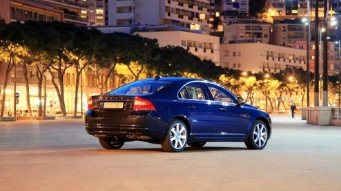Jawel, ook bij Volvo is de klant natuurlijk koning. Daarom heeft de fabrikant geluisterd naar de wensen van de huidige S80-rijder om de juiste vernieuwingen aan het vlaggenschip aan te brengen. Vier b
