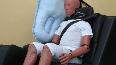 Toyota heeft een nieuwe doorbraak op gebied van inzittendenveiligheid ontwikkeld. Het merk komt met een tussenairbag voor de achterpassagiers. Deze airbag helpt bij een aanrijding van opzij de kans op