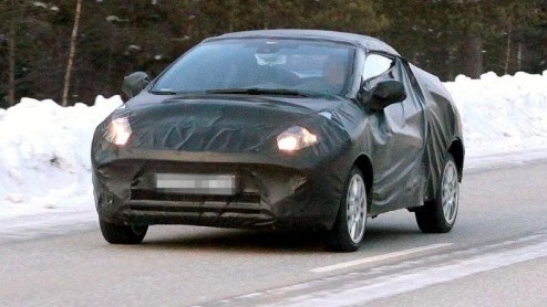 Er is uitbreiding voor de Renault Twingo op komst! De guitige driedeurs stadsauto krijgt gezelschap vaneen coupe-cabriolet. De Twingo CC werd hevig ingepakt gesignaleerd en moet het gaan opnemen tege