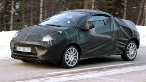 Er is uitbreiding voor de Renault Twingo op komst! De guitige driedeurs stadsauto krijgt gezelschap vaneen coupe-cabriolet. De Twingo CC werd hevig ingepakt gesignaleerd en moet het gaan opnemen tege