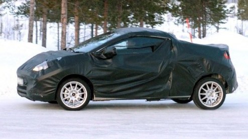 Er is uitbreiding voor de Renault Twingo op komst! De guitige driedeurs stadsauto krijgt gezelschap vaneen coupe-cabriolet. De Twingo CC werd hevig ingepakt gesignaleerd en moet het gaan opnemen tege