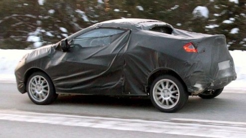 Er is uitbreiding voor de Renault Twingo op komst! De guitige driedeurs stadsauto krijgt gezelschap vaneen coupe-cabriolet. De Twingo CC werd hevig ingepakt gesignaleerd en moet het gaan opnemen tege