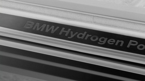 BMW draagt waterstoftechniek een warm hart toe. Hun laatste hoogstandje is een nieuwe waterstofmotor die tweemaal efficinter is dan een conventionele benzinemotor. Als het om rendement gaat evenaart 