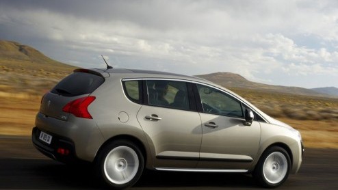 In april is het zover. Dan doet de Peugeot 3008 ons land aan. Voor zijn komst zijn de prijzen alvast bekend gemaakt. De excentrieke midi-suv, crossover zo u wilt, kost minimaal 23.800 euro. Tijdelijk 