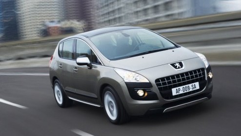 In april is het zover. Dan doet de Peugeot 3008 ons land aan. Voor zijn komst zijn de prijzen alvast bekend gemaakt. De excentrieke midi-suv, crossover zo u wilt, kost minimaal 23.800 euro. Tijdelijk 