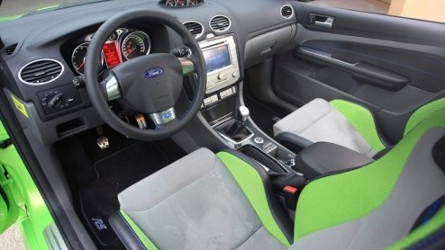 Toen we enkele maanden geleden de specificaties van de Focus RS onder ogen kregen, reageerden we nogal sceptisch. Kijk, 305 pk overbrengen op louter de voorwielen, dat is me nogal wat. Sterker nog, da