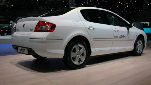 Goed en slecht nieuws op Peugeot 407 front. De 1.6 en 2.0 dieselmotoren zijn zuiniger gemaakt en komen voor een groener label in aanmerking. Gelijktijdig zegt het merk de 407 Coupe vaarwel, die wordt 