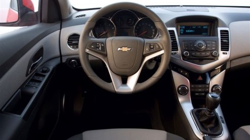 De Chevrolet Cruze komt naar ons land. Zoals we van Chevy gewend zijn is ook deze nieuwkomer concurreren geprijsd. De prijslijst start bij 17.995 euro voor de 1.6 benzine, die dan al onder meer airco,