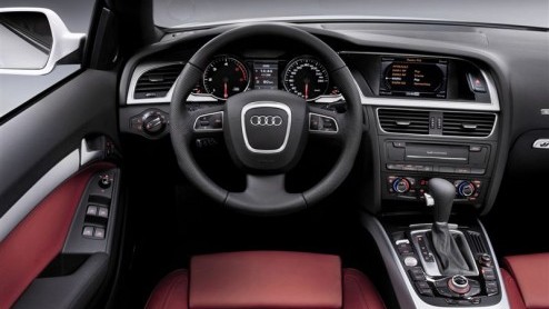 Wil jij de Audi A5 Cabriolet in levende lijve bewonderen? Kom naar de AutoRAI, want Audi neemt de paradeer-A5 mee naar de autobeurs, volgende maand, waarna de verkoop start. De prijzen beginnen bij 52
