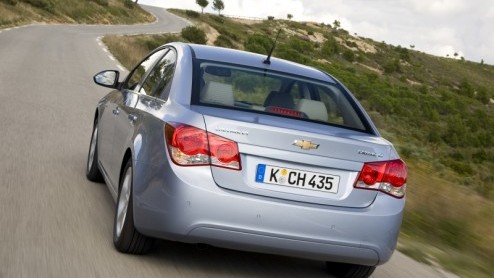 Met de Chevrolet Cruze moet het dan toch echt gaan lukken. Deze nieuwe compacte middenklasser voor jong en oud breekt met het verleden en belooft letterlijk de wereld te gaan veroveren. In het zonnige