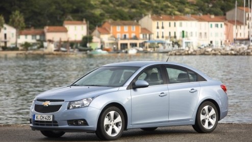 Met de Chevrolet Cruze moet het dan toch echt gaan lukken. Deze nieuwe compacte middenklasser voor jong en oud breekt met het verleden en belooft letterlijk de wereld te gaan veroveren. In het zonnige