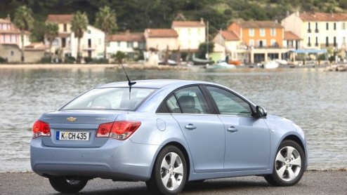 Met de Chevrolet Cruze moet het dan toch echt gaan lukken. Deze nieuwe compacte middenklasser voor jong en oud breekt met het verleden en belooft letterlijk de wereld te gaan veroveren. In het zonnige