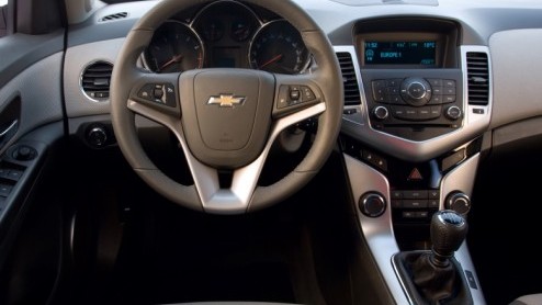 Met de Chevrolet Cruze moet het dan toch echt gaan lukken. Deze nieuwe compacte middenklasser voor jong en oud breekt met het verleden en belooft letterlijk de wereld te gaan veroveren. In het zonnige