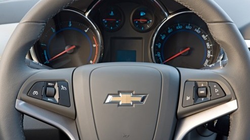Met de Chevrolet Cruze moet het dan toch echt gaan lukken. Deze nieuwe compacte middenklasser voor jong en oud breekt met het verleden en belooft letterlijk de wereld te gaan veroveren. In het zonnige