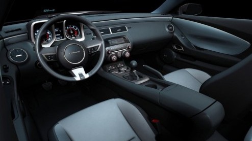 Amerika wordt na zeven jaar weer verblijd met de muscle car van Chevrolet, de Camaro. Om mee te kunnen doen in de 21e eeuw is dit staaltje erfgoed voorzien van moderne techniek en gespierde looks.
