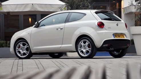 Speciaal voor Alfa Romeo liefhebbers die hun Alfa Romeo willen aanpassen naar persoonlijke wensen is 'Linea Tre Colori' ontwikkeld. Linea Tre Colori bestaat uit drie pakketten, die als eerste op de Mi