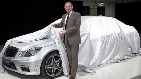 De Mercedes E-Klasse is inmiddels al aan de wereld gentroduceerd, maar de 63 AMG versie blijft nog even onder de pet, tot de New York Motor Show opent. Onlangs deed Das Haus het sportieve topmodel bi