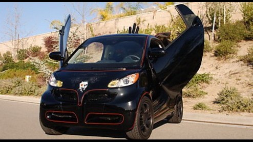 De Batmobile is terug! Harley Motorsports en de ontwerper van het exemplaar uit 1966 namen namen een smart fortwo onder handen, met als gevolg een regelrechte eye-catcher! Deze bijzondere BatSmart sta