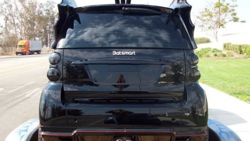 De Batmobile is terug! Harley Motorsports en de ontwerper van het exemplaar uit 1966 namen namen een smart fortwo onder handen, met als gevolg een regelrechte eye-catcher! Deze bijzondere BatSmart sta