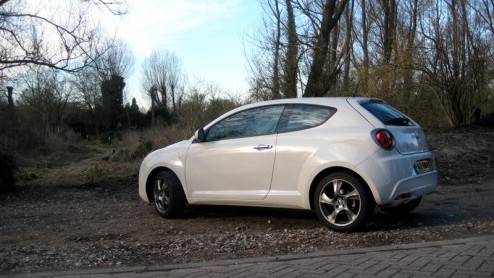 De Alfa MiTo is inmiddels een bekend gezicht bij ons op de redactie. Toch hebben we een goede reden om nog eens kennis te maken met de jongste spruit van de Italianen. Alfa levert de MiTo nu ook met e