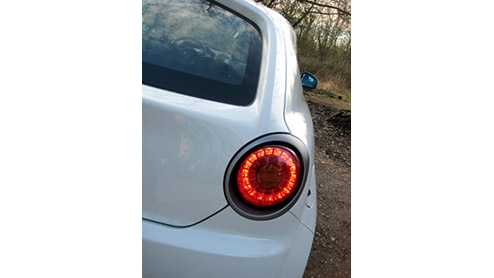 De Alfa MiTo is inmiddels een bekend gezicht bij ons op de redactie. Toch hebben we een goede reden om nog eens kennis te maken met de jongste spruit van de Italianen. Alfa levert de MiTo nu ook met e