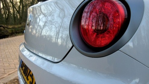 De Alfa MiTo is inmiddels een bekend gezicht bij ons op de redactie. Toch hebben we een goede reden om nog eens kennis te maken met de jongste spruit van de Italianen. Alfa levert de MiTo nu ook met e