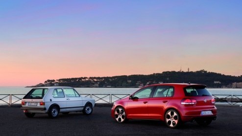 Terwijl we verlekkerd uitkijken naar de introductie van de Golf GTI, houdt Volkswagen de gemoederen bezig door met nieuwe foto's op de proppen te komen. Het voorlopige topmodel uit de Golf-serie - lat