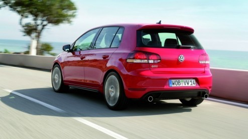 Terwijl we verlekkerd uitkijken naar de introductie van de Golf GTI, houdt Volkswagen de gemoederen bezig door met nieuwe foto's op de proppen te komen. Het voorlopige topmodel uit de Golf-serie - lat