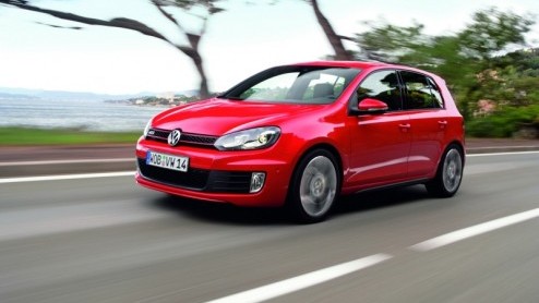 Terwijl we verlekkerd uitkijken naar de introductie van de Golf GTI, houdt Volkswagen de gemoederen bezig door met nieuwe foto's op de proppen te komen. Het voorlopige topmodel uit de Golf-serie - lat