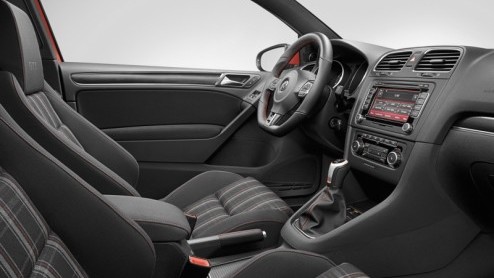 Terwijl we verlekkerd uitkijken naar de introductie van de Golf GTI, houdt Volkswagen de gemoederen bezig door met nieuwe foto's op de proppen te komen. Het voorlopige topmodel uit de Golf-serie - lat