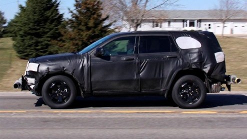 Dat het Chrysler-concern momenteel in zwaar weer verkeert, betekent niet dat de merken Dodge, Jeep en Chrysler er bij de pakken neer gaan zitten. Bij Jeep staat de nieuwe generatie Grand Cherokee op s