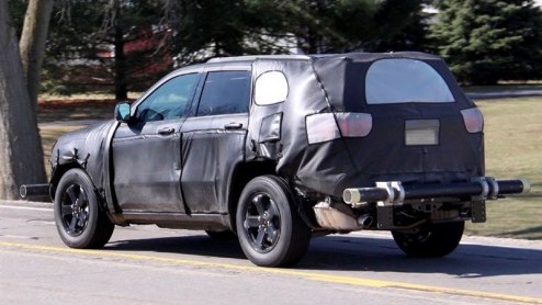 Dat het Chrysler-concern momenteel in zwaar weer verkeert, betekent niet dat de merken Dodge, Jeep en Chrysler er bij de pakken neer gaan zitten. Bij Jeep staat de nieuwe generatie Grand Cherokee op s