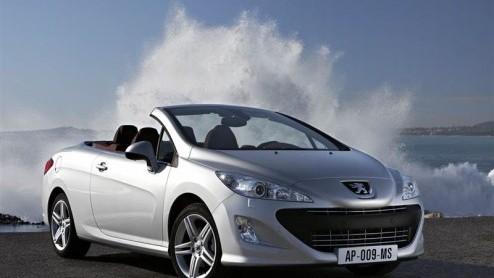 Ruim voor de zomer heeft Peugeot de nieuwe 308 CC in de showrooms staan. Eind mei kun je er mee rijden, maar nu zijn de prijzen bekend. Vanaf 31.900 euro doet het Franse merk zaken.