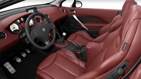 Ruim voor de zomer heeft Peugeot de nieuwe 308 CC in de showrooms staan. Eind mei kun je er mee rijden, maar nu zijn de prijzen bekend. Vanaf 31.900 euro doet het Franse merk zaken.
