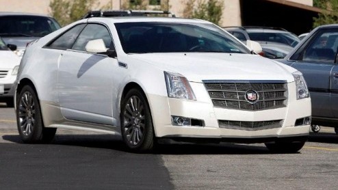 Dat de Cadillac CTS Coupe komt is een feit. Echter, er zit wat vertraging in de pijplijn, waardoor we pas in 2010 kunnen kennismaken met deze sportievere Amerikaan. Onze spionagefotograaf legde alvast