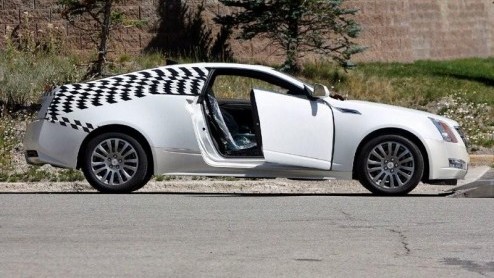 Dat de Cadillac CTS Coupe komt is een feit. Echter, er zit wat vertraging in de pijplijn, waardoor we pas in 2010 kunnen kennismaken met deze sportievere Amerikaan. Onze spionagefotograaf legde alvast