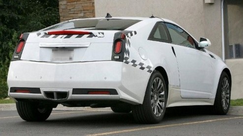 Dat de Cadillac CTS Coupe komt is een feit. Echter, er zit wat vertraging in de pijplijn, waardoor we pas in 2010 kunnen kennismaken met deze sportievere Amerikaan. Onze spionagefotograaf legde alvast