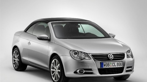 Volkswagen zet de Eos eens exclusief in de kijkers. Per direct is het leveringsprogramma uitgebreid met de Black Style. Je kunt deze voornamelijk herkennen aan het zwart gelakte cabrio-coupe dak en de