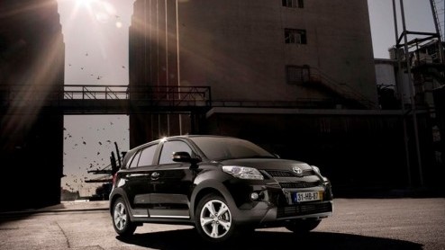 Wel de lusten, niet de lasten. Dat geldt voor de nieuwe Toyota Urban Cruiser, de stoere stads-SUV met veel rijplezier, afkomstig uit Japan. Hij wordt leverbaar met een zuinig motorengamma en een batte