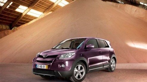 Wel de lusten, niet de lasten. Dat geldt voor de nieuwe Toyota Urban Cruiser, de stoere stads-SUV met veel rijplezier, afkomstig uit Japan. Hij wordt leverbaar met een zuinig motorengamma en een batte