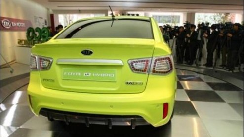 Kia komt opvallend groen uit de hoek. Het merk presenteert een zogenaamde LPG hybride, waarbij de verbrandingsmotor dus niet alleen op benzine maar ook op autogas kan rijden. En omdat LPG een schonere