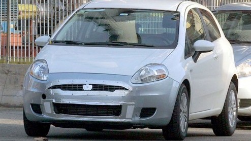 In 2006 stelde Fiat de nieuwe Punto voor, die onder de naam Grande Punto door het leven ging. Na drie jaar is het volgens Itali tijd voor een update. De verjongingskuur is vooral bij de voorzijde zic