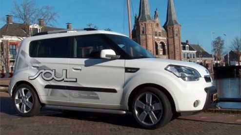 We kunnen ons niet voorstellen dat iemand de Kia Soul als een saaie auto zou willen betitelen. Deze expressief gelijnde crossover is met een uitgebreide accessoirelijn op smaak te brengen. Daar komen