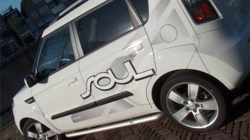 We kunnen ons niet voorstellen dat iemand de Kia Soul als een saaie auto zou willen betitelen. Deze expressief gelijnde crossover is met een uitgebreide accessoirelijn op smaak te brengen. Daar komen