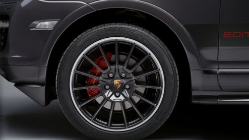 Porsche gaat exclusief met de Cayenne GTS Porsche Edition 3. Deze populaire sportieve mastodont werd op basis van een standaard Cayenne GTS speciaal aangekleed. Daar kan (helaas?) niet iedereen plezie