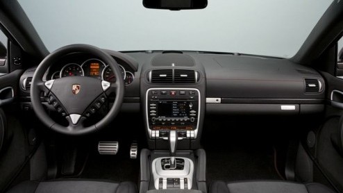 Porsche gaat exclusief met de Cayenne GTS Porsche Edition 3. Deze populaire sportieve mastodont werd op basis van een standaard Cayenne GTS speciaal aangekleed. Daar kan (helaas?) niet iedereen plezie