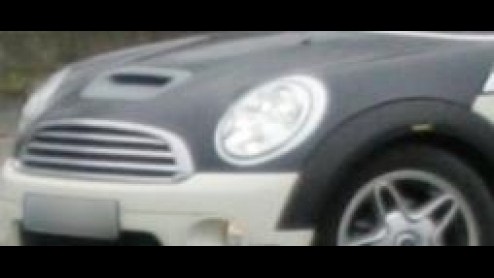 Sinds 2006 is de vernieuwde Mini een feit. Na drie jaar vindt het merk het wel tijd voor een subtiele facelift. De eerste prototypes rijden al rond met hun nieuwe voorbumper met andere luchtinlaat en